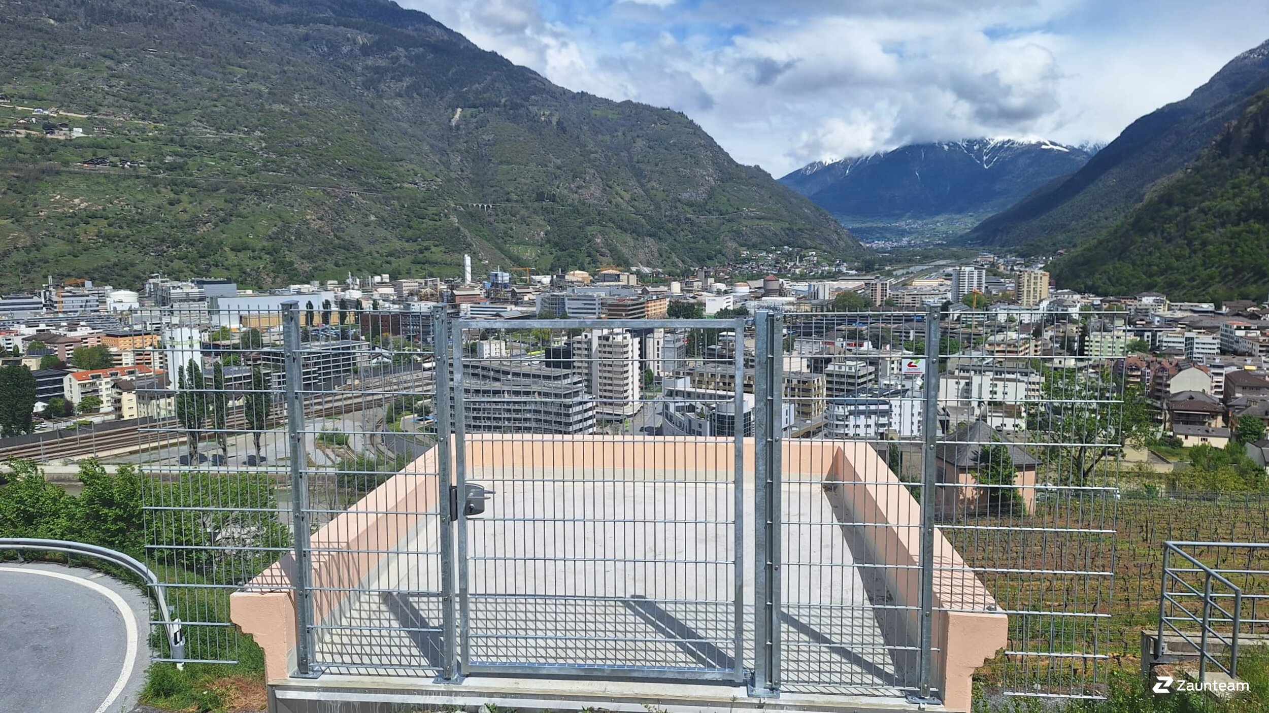 Clôture en panneau double fil de 2024 à 3930 Visp Suisse de Zaunteam Wallis / Swissclôture Valais.