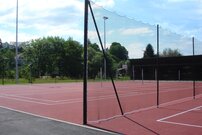 Ballfangzäune und Ballfangnetze werden als Sport- und Schutznetze nicht nur auf Fussballplätzen, sondern spezifisch auch für Beachvolleyball, Badminton, Tennis, Hockey, Diskus- und Hammerwurf eingesetzt. | © Zaunteam